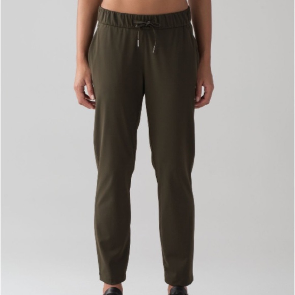 Lululemon On The Fly Woven Pant 28" Dark Olive size 4